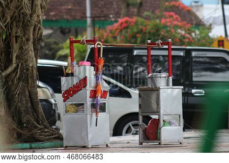 Siomay Carts That Are Still Very Traditional Usually Walk On Their Shoulders