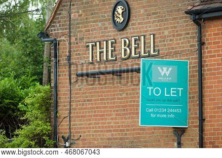 Aylesbury, Uk - July 09, 2021. Exterior Of A Closed Down British Pub With A To Let Sign, For Rent. C