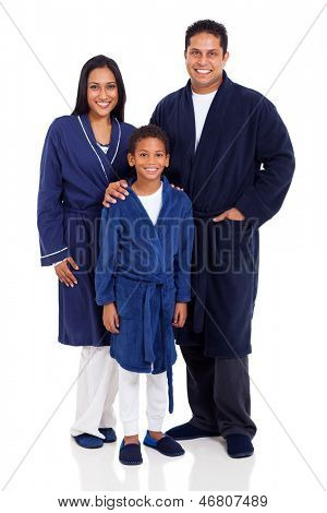 cute indiske familie iført nightclothes isoleret på hvid baggrund