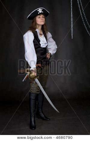 der Pirat Mädchen mit einem Sabre in Händen