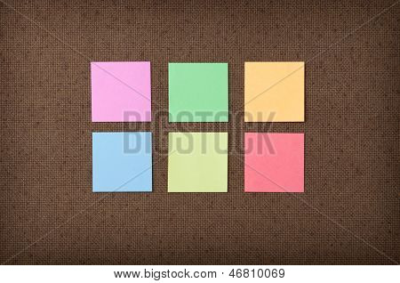 Sticky Notes su sfondo di cartone di fibra