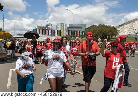 Brasilia, Brazil Jan 1 2023 Crowds Of People Heading Down The Esplanada Towards The National Congres