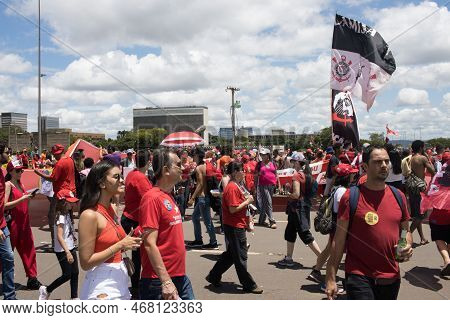 Brasilia, Brazil Jan 1 2023 Crowds Of People Heading Down The Esplanada Towards The National Congres