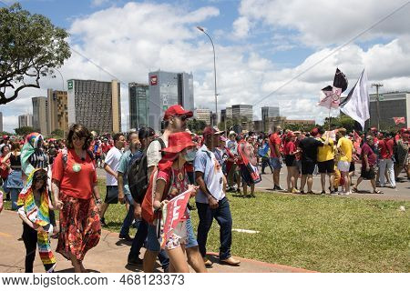 Brasilia, Brazil Jan 1 2023 Crowds Of People Heading Down The Esplanada Towards The National Congres