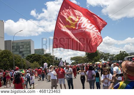 Brasilia, Brazil Jan 1 2023 Crowds Of People Heading Down The Esplanada Towards The National Congres