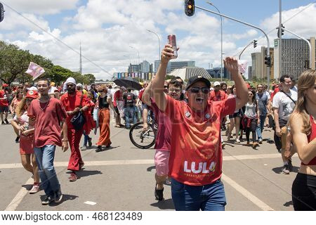 Brasilia, Brazil Jan 1 2023 Crowds Of People Heading Down The Esplanada Towards The National Congres