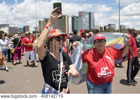 Brasilia, Brazil Jan 1 2023 Crowds Of People Heading Down The Esplanada Towards The National Congres