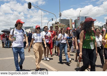 Brasilia, Brazil Jan 1 2023 Crowds Of People Heading Down The Esplanada Towards The National Congres