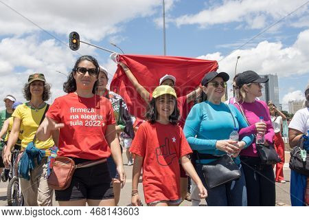 Brasilia, Brazil Jan 1 2023 Crowds Of People Heading Down The Esplanada Towards The National Congres
