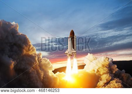 Spaceship Lift Off. Space Shuttle With Smoke And Blast Takes Off Into Space On A Background Of Sunse