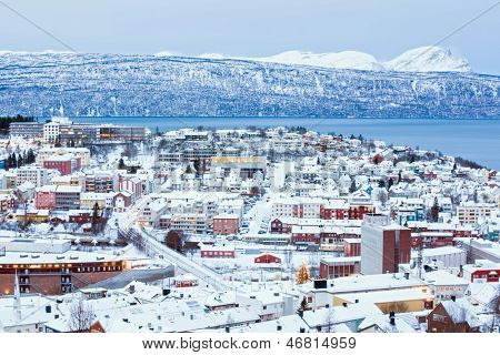 夕暮れノルウェー ナルビク景観の空撮