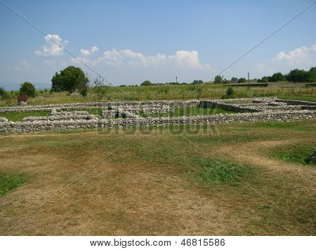 Oude ruïnes van Colonia Ulpia Traiana Augusta Dacica Sarmizegetusa in Roemenië