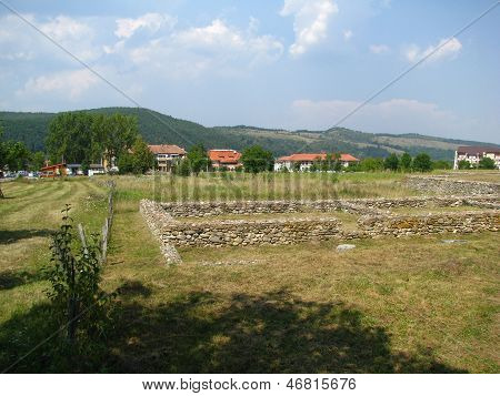Oude ruïnes van Colonia Ulpia Traiana Augusta Dacica Sarmizegetusa in Roemenië