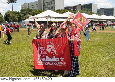 Brasilia, Brazil Jan 1 2023 Lula Supporters Gathering In Front Of The National Congress Showing Supp