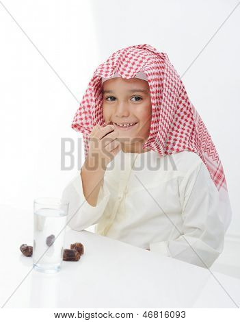 Muslimské chlapeček nosit islámský oděv připraven pro brzdění Ramadán rychle