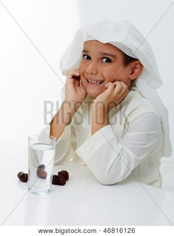 Muslimské chlapeček nosit islámský oděv připraven pro brzdění Ramadán rychle