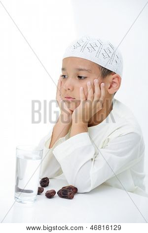 İslam kıyafetleri Ramazan hızlı fren için hazır giymiş küçük bir Müslüman çocuk