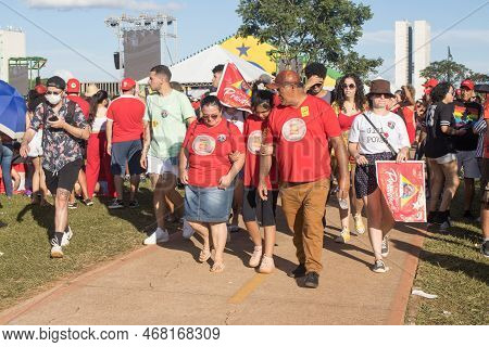 Brasilia, Df, Brazil Jan 1 2023 Lula Supporters Gathering In Front Of The National Congress Showing 
