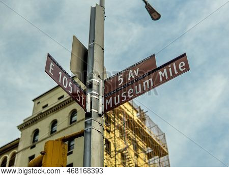 New York, Ny - Usa - Dec 29, 2022 Horizontal Daytime View Of A New York City Signpost For Fifth Aven