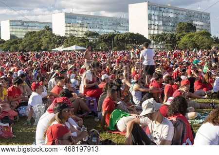 Brasilia, Df, Brazil Jan 1 2023 Lula Supporters Gathering In Front Of The National Congress Showing 