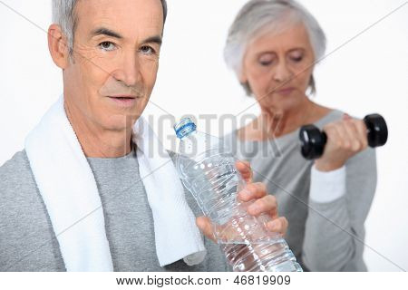 Casal sênior no ginásio