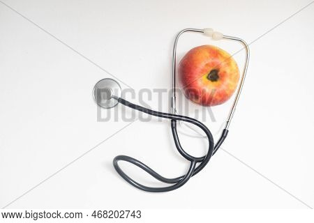 Apple And Stetoskop On A White Background.