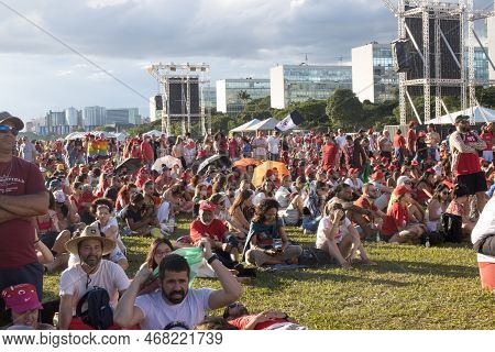 Brasilia, Df, Brazil Jan 1 2023 Lula Supporters Gathering In Front Of The National Congress Showing 