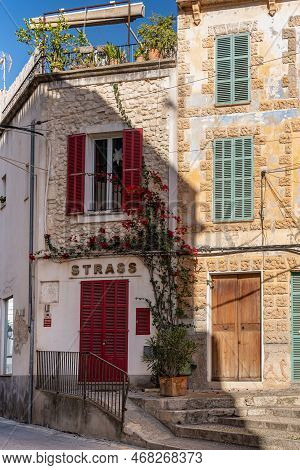 Felanitx, Spain; January 04 2023: Typical Architecture Of The Majorcan Town Of Felanitx At Sunrise. 