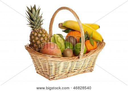 Einen Korb voll mit frischem Obst