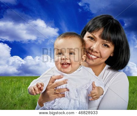 Mãe de felicidade sorridente com o filho, ao ar livre