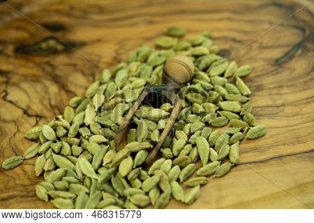 Green Cardamom Elettaria Cardamomum On Olive Wood