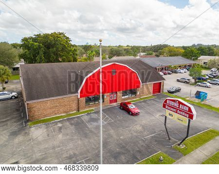 Davie, Fl, Usa - January 3, 2022: Aerial Photo Davie Bedding Barn Selling Brands Such As Serta And T