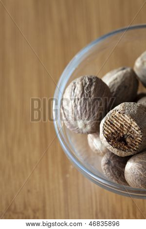 Recipiente de vidrio con nuez moscada