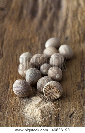 Nuez moscada en placa de madera