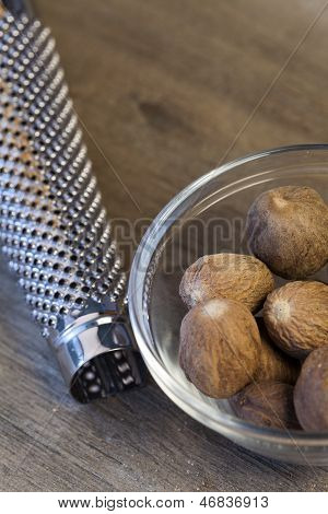 Nuez moscada en un bol