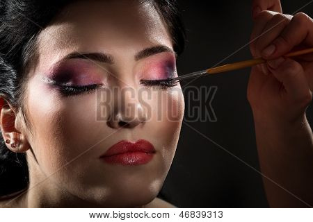 Bruna sexy mettere mascara trucco nel buio