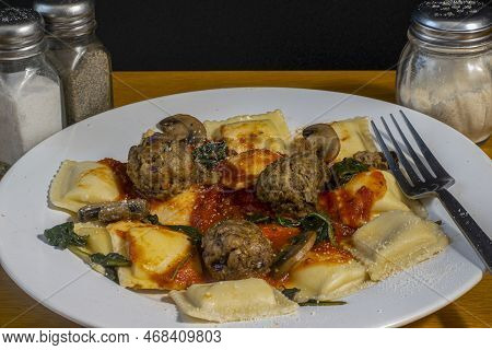 Cheese Ravioli Served With Sauteed Spinach And  Mushrooms,  With Meatballs