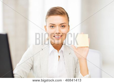 foto sorrindo mostrando nota empresária