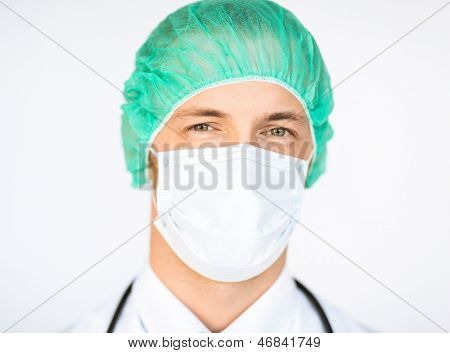 foto di metà del viso di chirurgo in cap medico e maschera