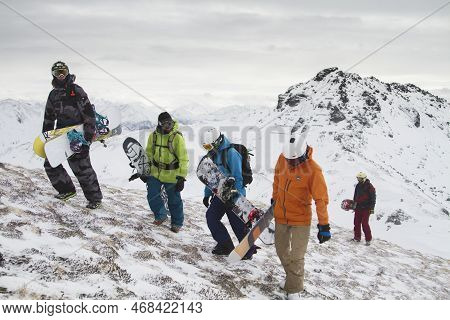Kaltenbach ​hochfugen, Austria - 11 Jan, 2020: A Group Of Snowboarders On A Freeride In The Snowy Mo