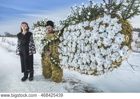 Krasnoilsk, Ukraine - 13 Jan 2017: A Girl And A Boy In Traditional Ukrainian Costumes For The Celebr