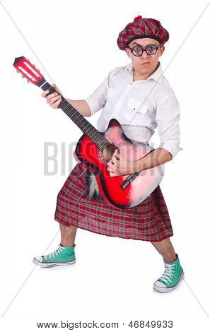 Lustige Scotsman mit Gitarre auf weiß