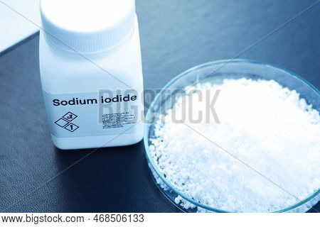 Sodium Iodide In Bottle , Chemical In The Laboratory And Industry, Chemicals Used In The Analysis
