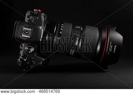 Lviv, Ukraine, November 27, 2022 : Mirrorless Camera Canon R6 With Wide Angle Lens Canon 16-35 Mm On