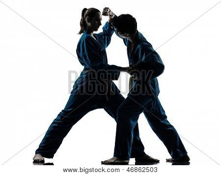 jeden człowiek kobieta kilka ćwiczeń sztuk walki vietvodao karate w studio sylwetka na białym tle na Zielone Świątki
