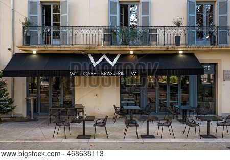 Nimes, Occitanie, France, 12 31 2022 - Emtpy Terrace And Facade Of A Cafe And Brasserie