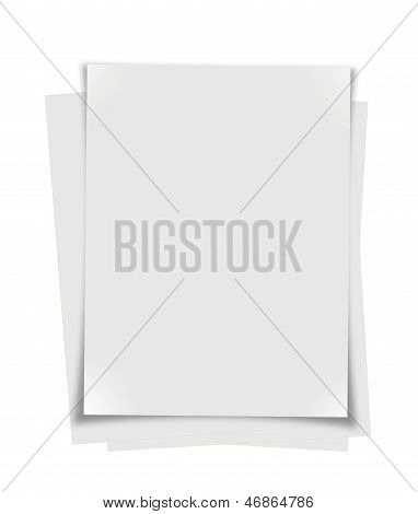 Beyaz arka plan üzerinde kağıt yaprak yığını