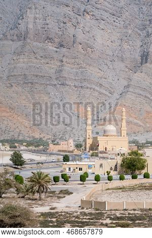 Bukha, Oman - 04.01.2018: Mosque With To Minarets And A Small Fort With Ocean In Background On A Hot