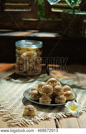 Almond Biscoff Is A Malaysian Modern Cookie, Traditionally Served During Hari Raya Aidilfitri To Vis