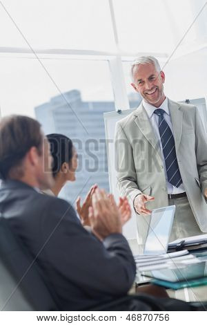 Collega's, de manager applaudisseren tijdens een vergadering in de vergaderzaal
